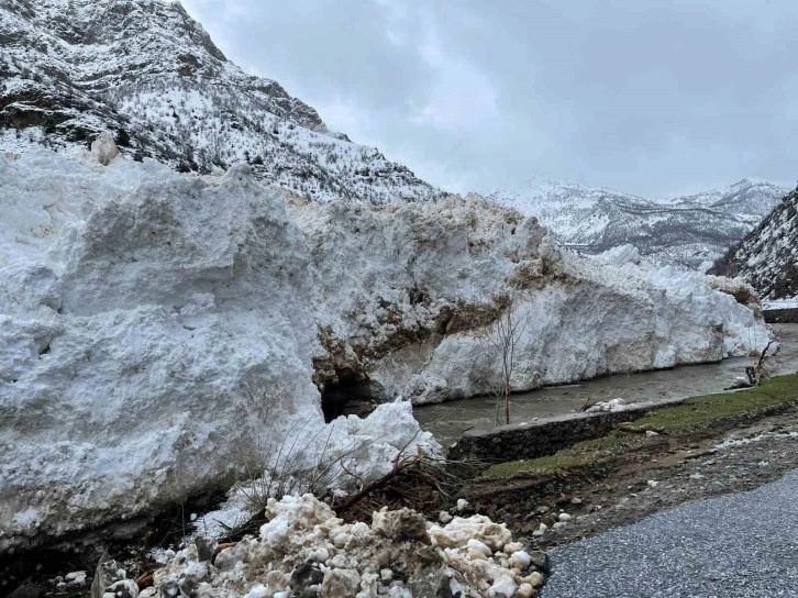 Çığ Düşmesi Sonucu Yola Kapanma!