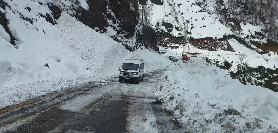 Çığ nedeniyle kapanan Artvin-Macahel yolu ulaşıma açıldı
