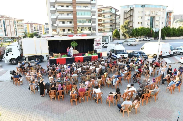 Çiğli Belediyesi tiyatro tırı mahalle turuna çıktı
