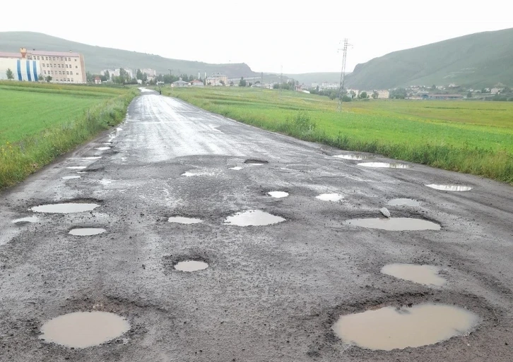 Çıldır’da yollar köstebek yuvasına döndü
