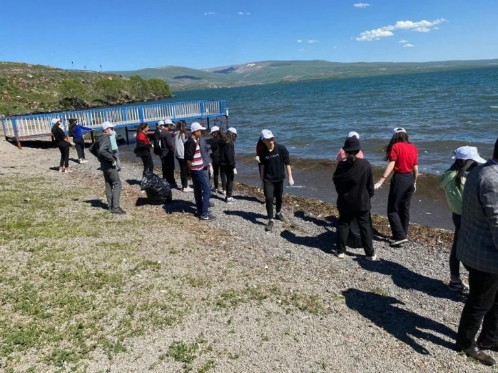 Çıldır Gölü’nde kıyı temizliği yapıldı
