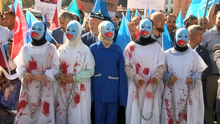 Çin Başkonsolosluğu önünde protesto! Uygur Türkleri eylemde