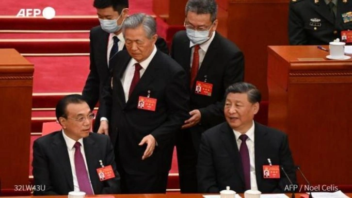 Çin Komünist Parti Kongresi sona erdi: Eski devlet başkanı salonda atıldı