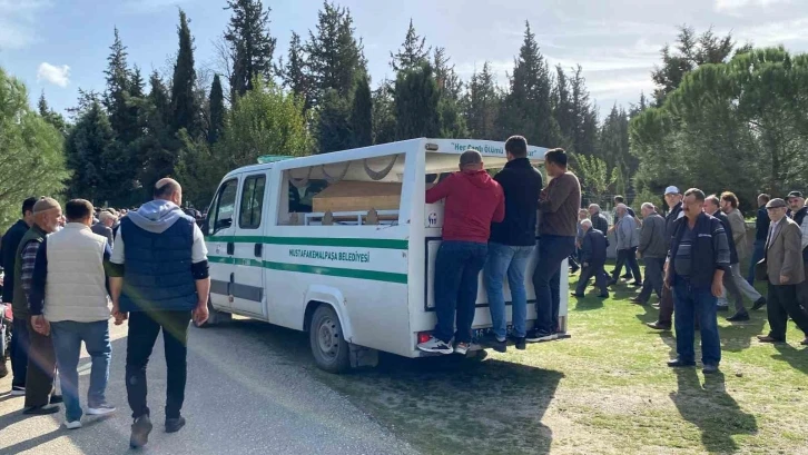 Cinnet kurbanı anne ve oğulları toprağa verildi
