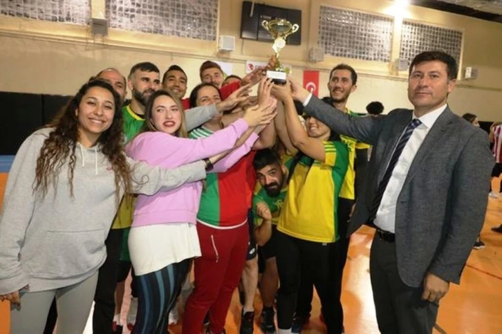 Cizre’de 32 takımın yarıştığı voleybol turnuvası sona erdi
