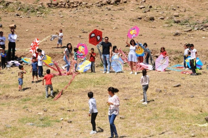 Cizre’de minik öğrencilerin uçurtma keyfi
