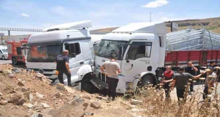 Cizre’de tırlar çarpıştı: 2 yaralı