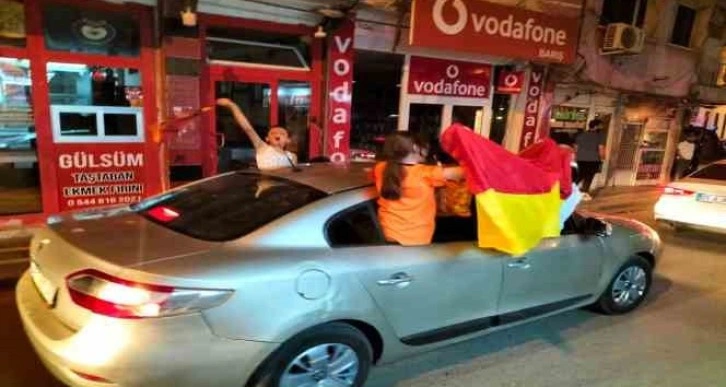 Cizre’deki Galatasaray taraftarları caddeleri panayır alanına çevirdi