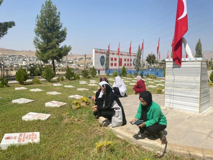 Cizreli kadınlar bombalı saldırıda şehit olan 12 polisi unutmadı
