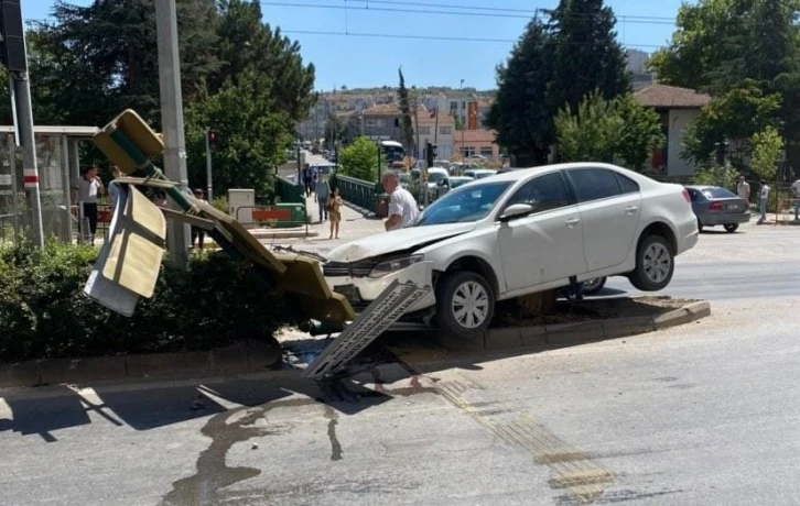 Çocuğa çarpmamak için manevra yapan araç, trafik levhasına çarptı
