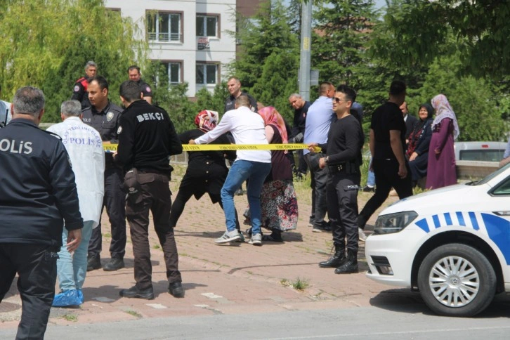 Çocuğunu kurtarmak isteyen anne kucağındaki çocuğu ile 13. kattan düştü: 3 ölü