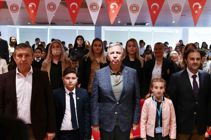 ’Çocuk Meclisi’ üyeleri mazbatalarını Mansur Yavaş’tan aldı
