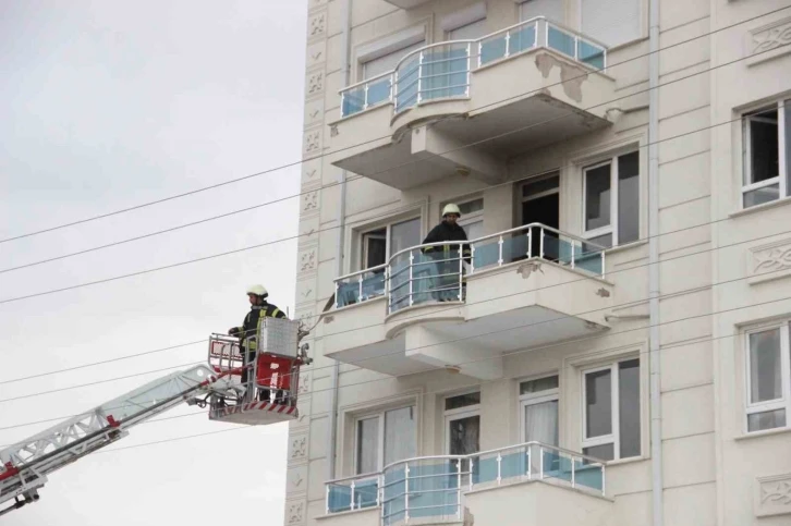 Çocuk odasında çıkan yangında 2 kişi dumandan etkilendi
