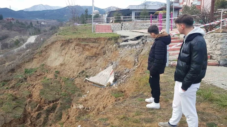 Çocuk parkında üçüncü kez heyelan meydana geldi
