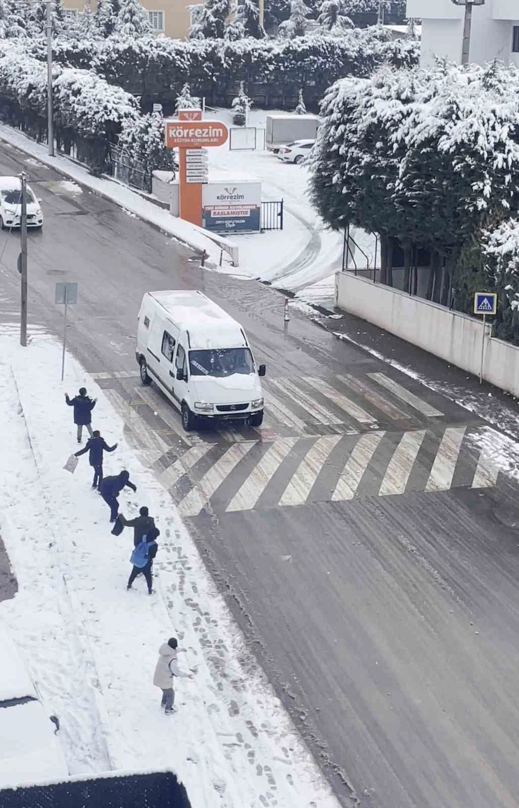 Çocuklar araçlara kar topu attı, yetişkinler böyle karşılık verdi
