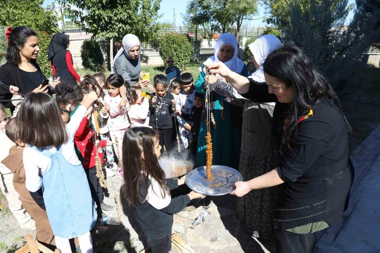 Çocuklar bağ bozumu ve bulamaç etkinliğinde bir araya geldi