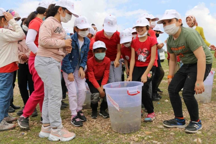 Çocuklar göle balık bırakarak 23 Nisan’ı kutladılar
