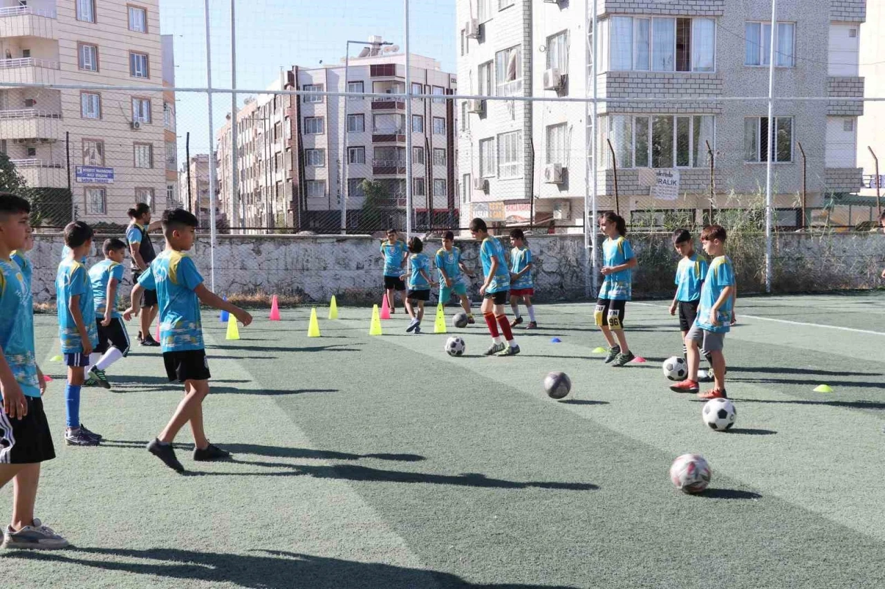 Çocuklar Haliliye Belediyesi ile futbola ilgi gösteriyor
