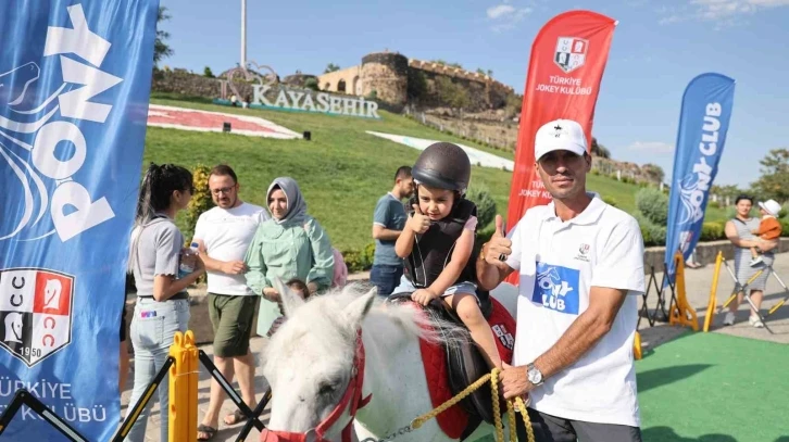 Çocuklar kayaşehir’de  ‘pony’ atlarına bindi
