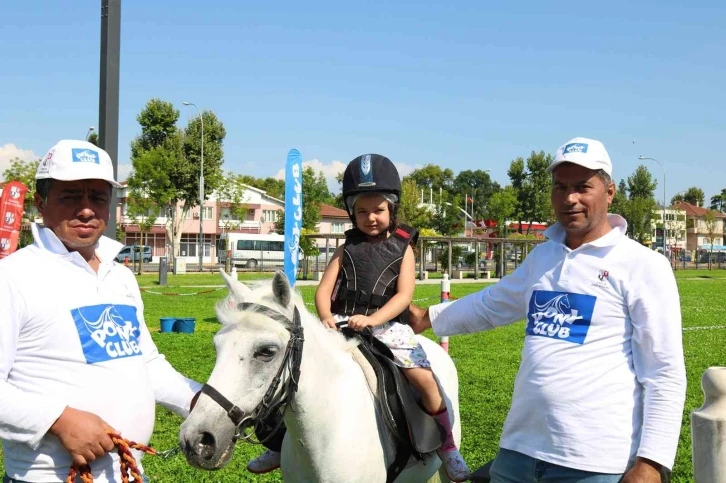 Çocuklar Millet Bahçesi’nde ‘pony’ atlarına bindi
