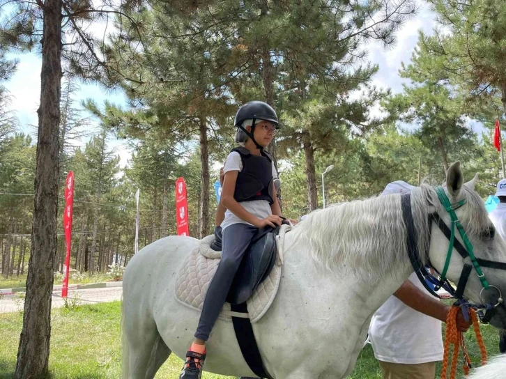 Çocuklar "Pony Club" ile buluştu
