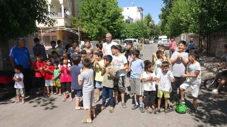 Çocuklar yolu kapatarak yöneticilerinden semt sahası istedi
