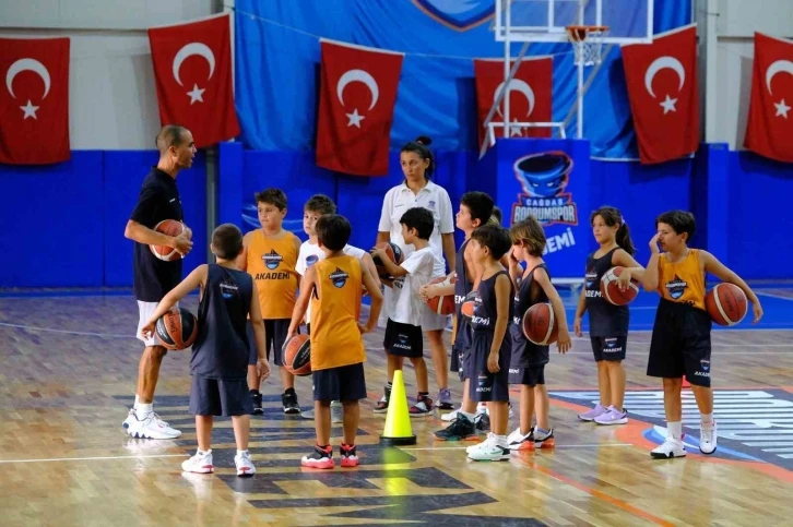 Çocuklara basketbol aşkını aşılıyorlar
