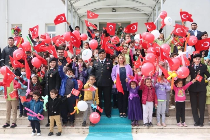 Çocuklara unutulmaz bir gün yaşattılar
