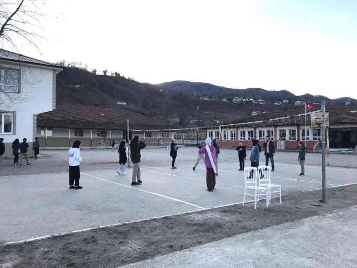 Çocukları patlak topla oynarken gördü, duyarsız kalmadı
