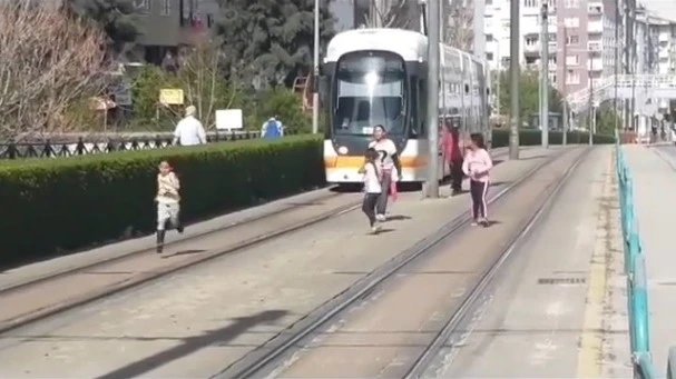 Çocukların tramvay ile tehlikeli oyunu yürekleri ağza getirdi
