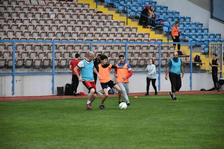 Çocukların yeşil sahadaki rakibi babaları oldu
