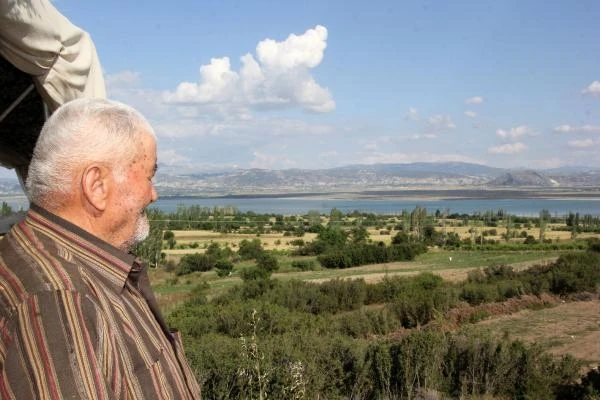 Çocukluğunda yüzdüğü gölün kurumasını hüzünle izliyor