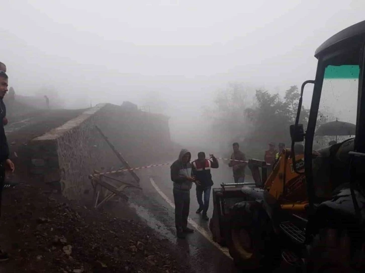 Çöken duvarın altında kalan motosikletli hayatını kaybetti
