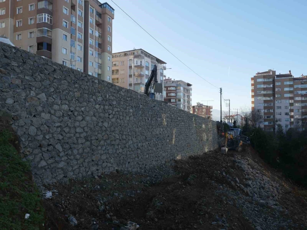 Çöken istinat duvarı onarılıyor
