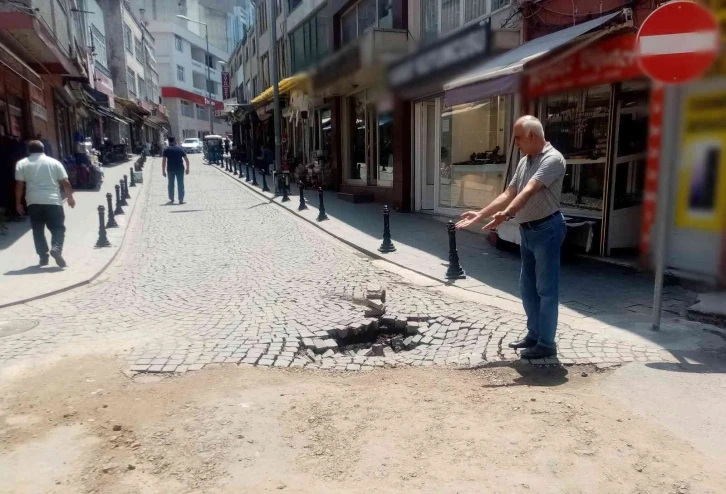 Çöken yol vatandaşı çileden çıkardı
