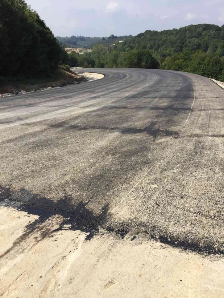 Çöken yolda asfalt çalışması başladı
