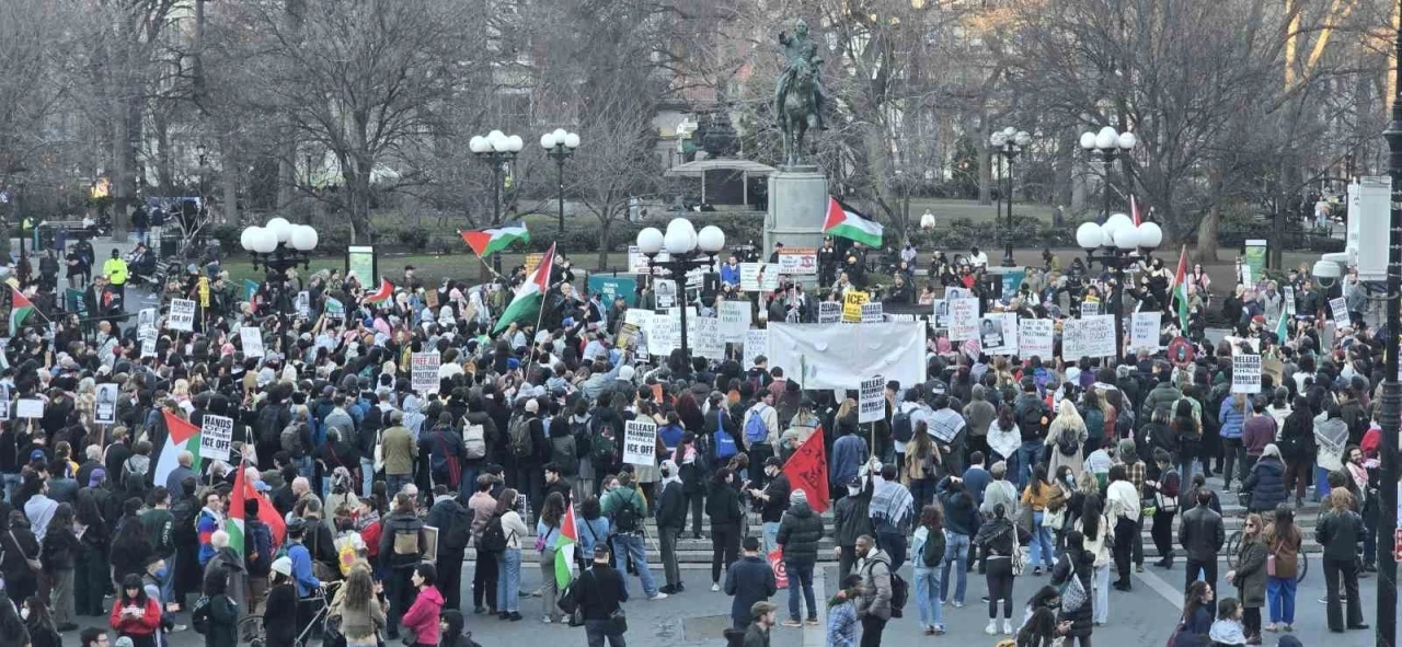 Columbia Üniversitesi’ndeki Filistinli aktivistin gözaltına alınmasını binlerce öğrenci protesto etti
