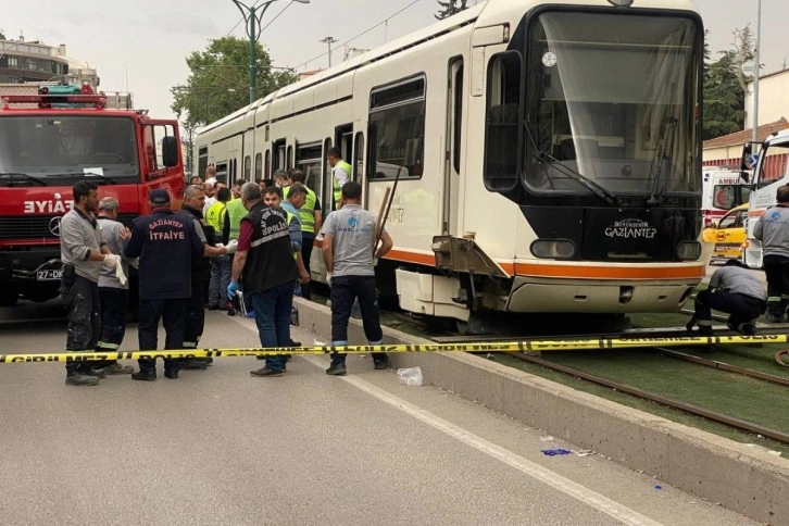 Çöp atmaya giden genç tramvayın altında kaldı