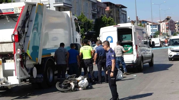 Çöp kamyonunun altında kalan motosiklet sürücüsü öldü
