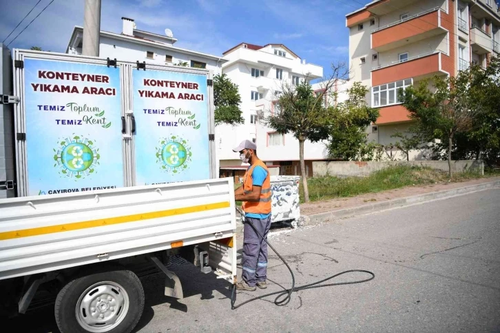 Çöp konteynerleri yerinde dezenfekte ediliyor
