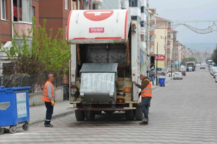 Çöp konteynerleri yıkanarak bayrama hazırlanıyor
