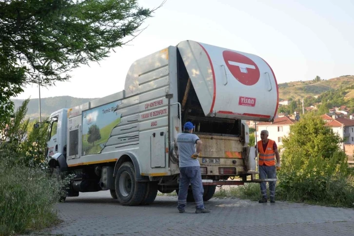 Çöp konteynerleri yıkanarak temizleniyor
