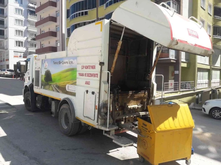 Çöp konteynırları yıkanarak dezenfekte ediliyor
