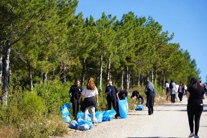 Çöp toplayarak çevreyi korumaya dikkat çektiler
