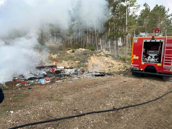 Çöp yangını ormana sıçramadan söndürüldü
