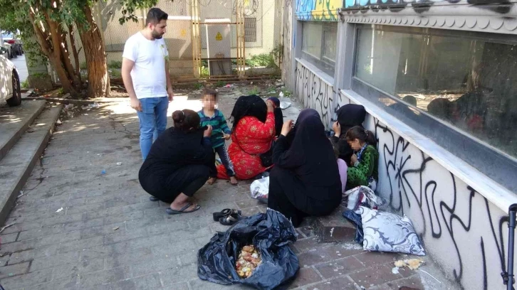 Çöpten yemek yeme numarasıyla duygu sömürüsü yapan dilenciler böyle yakalandı
