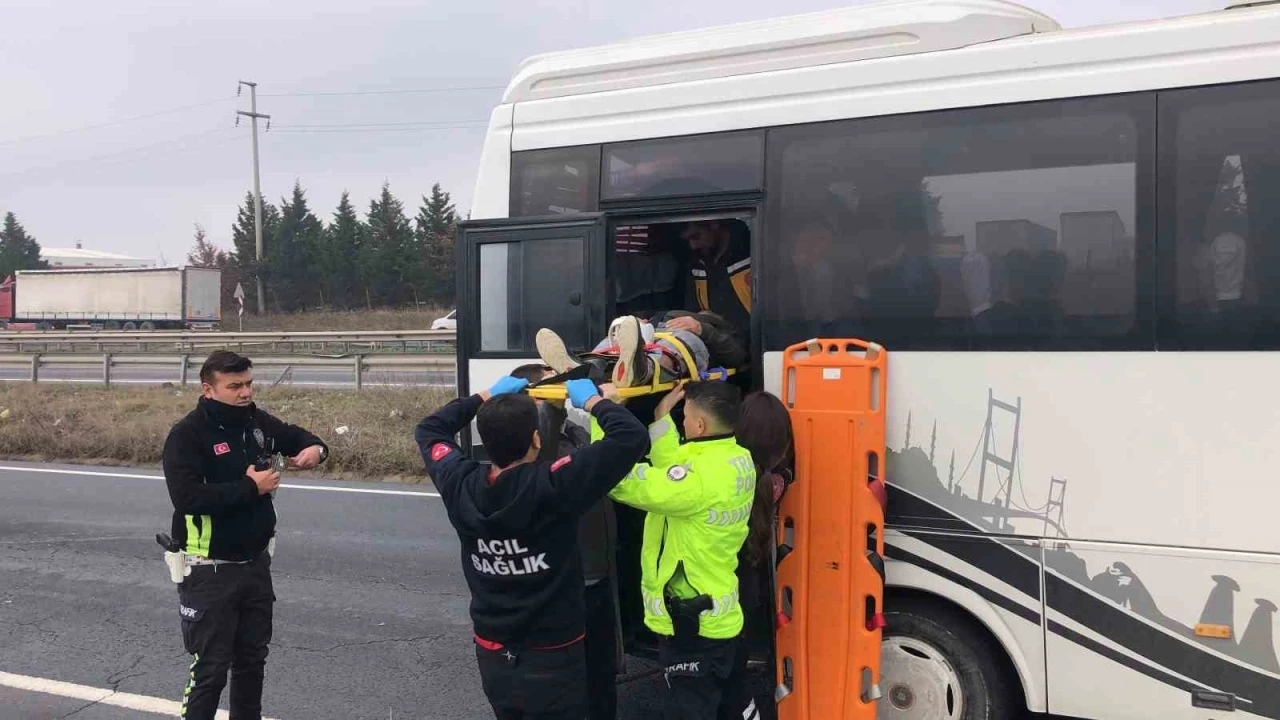 Çorlu’da 3 kişinin yaralandığı servis kazası kamerada
