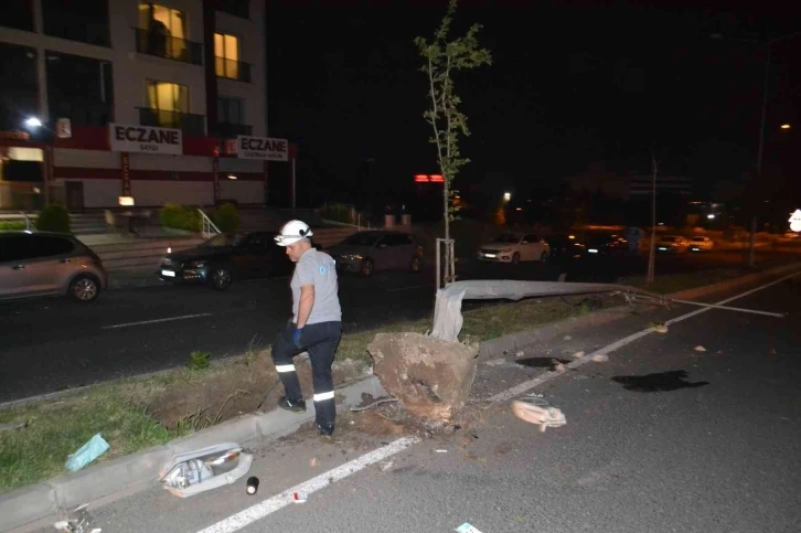 Çorlu’da hayrete düşüren kaza: Çarptığı direği yerinden çıkardı, aracını üzerinden kurtarıp kaçtı
