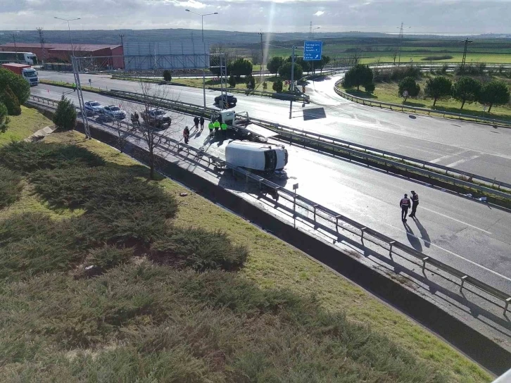 Çorlu - İstanbul kara yolunda panelvan devrildi: 1 ölü
