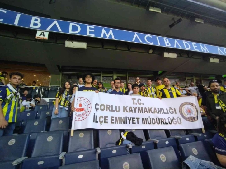 Çorlu polisi, öğrencileri Fenerbahçe maçına götürdü
